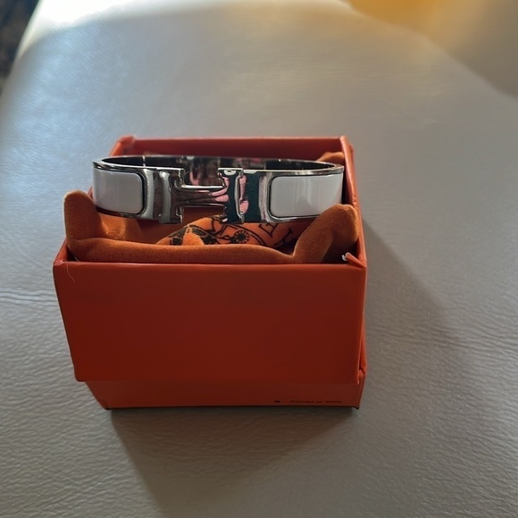 Classic Hermes H bracelet in silver and white - Picture 8 of 9